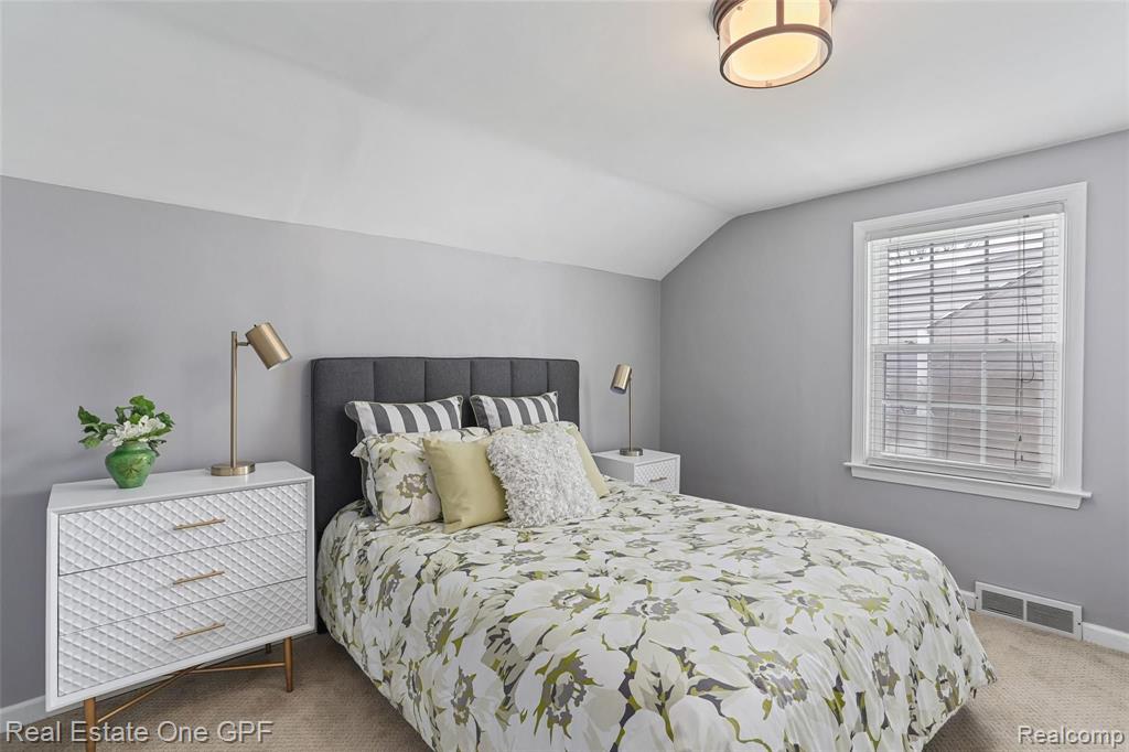 1094 Roslyn Road Grosse Pointe Woods, MI 48236 - Photo 25 of 41