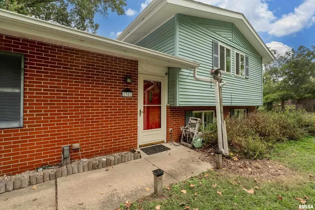 $190,000 | 1301 West Court Street, Carbondale, IL 62901