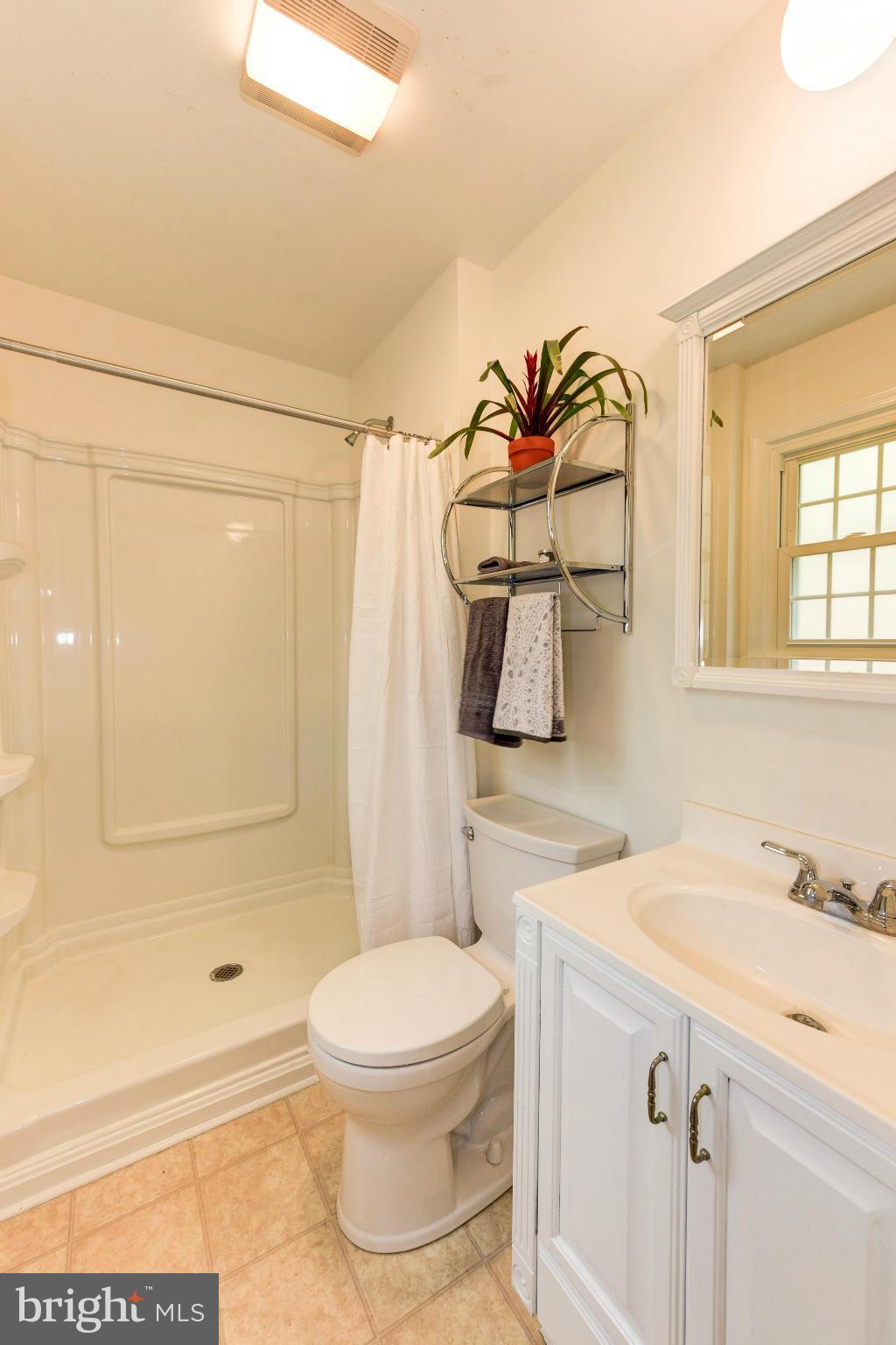 8030 Devlin Road Bristow, VA 20136 - Photo 16 of 27 Spotless Master Bath