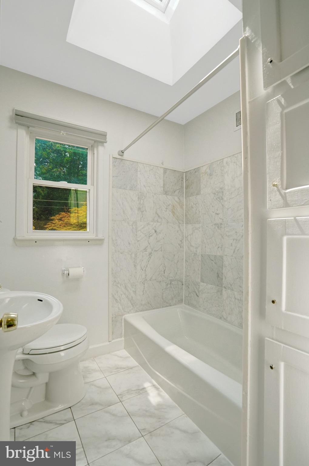 8015 New Market Road Alexandria, VA 22308 - Photo 18 of 41 Full bathroom w/ skylight