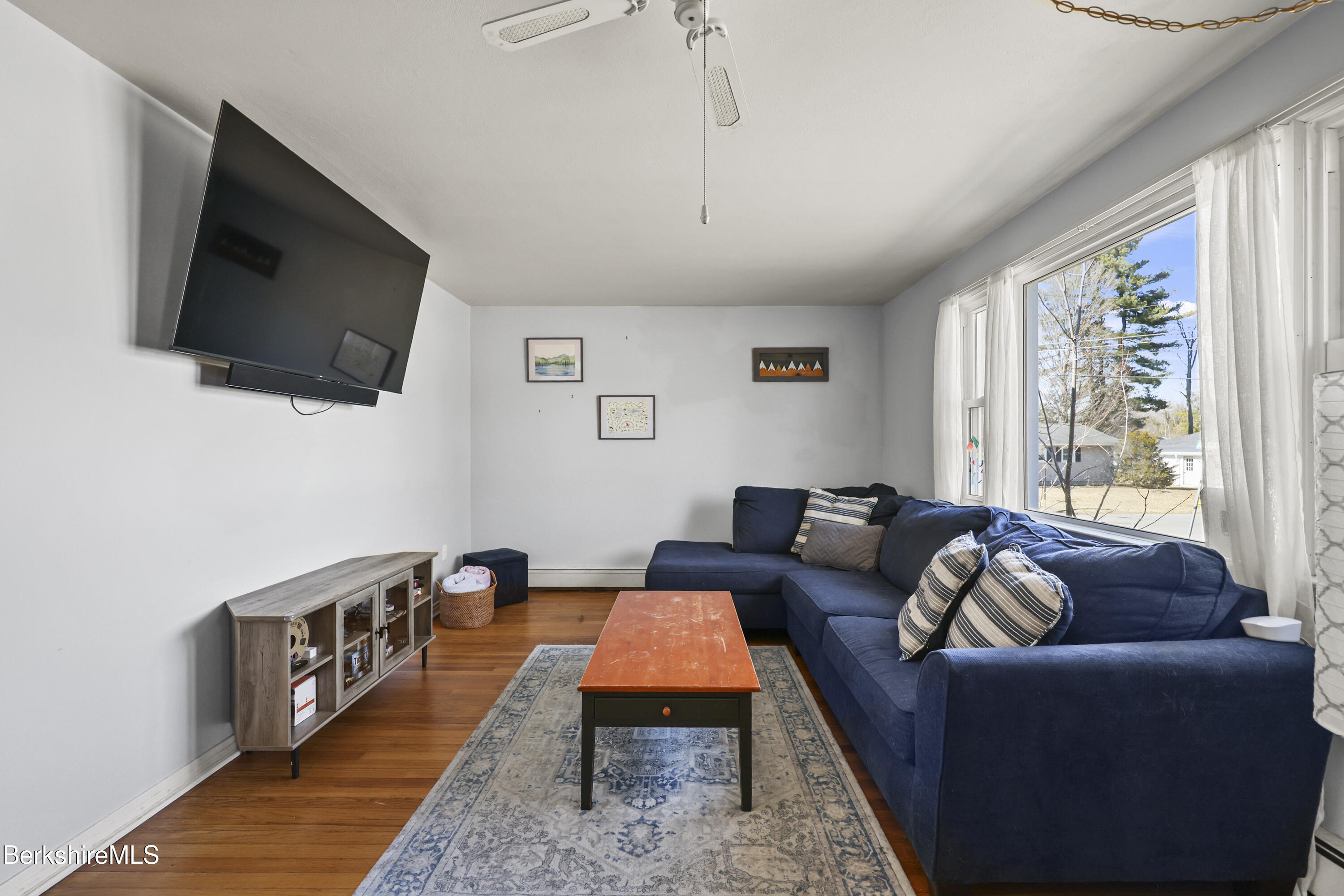 8 Alba Avenue Pittsfield, MA 01201 - Photo 5 of 36 Living Room
