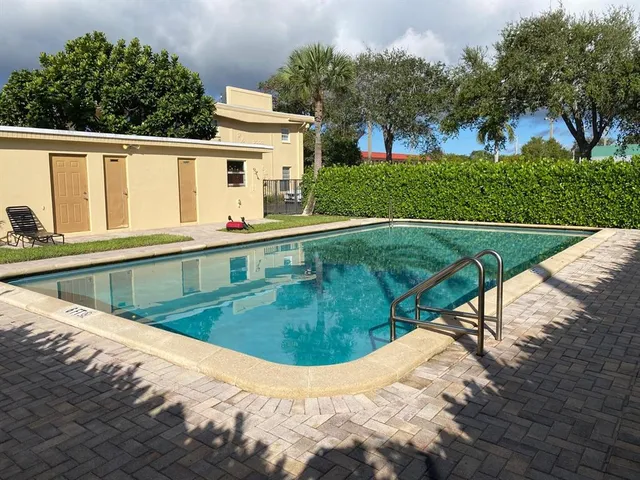 $150,000 | 2303 South Federal Highway, Unit 19, Boynton Beach, FL 33435