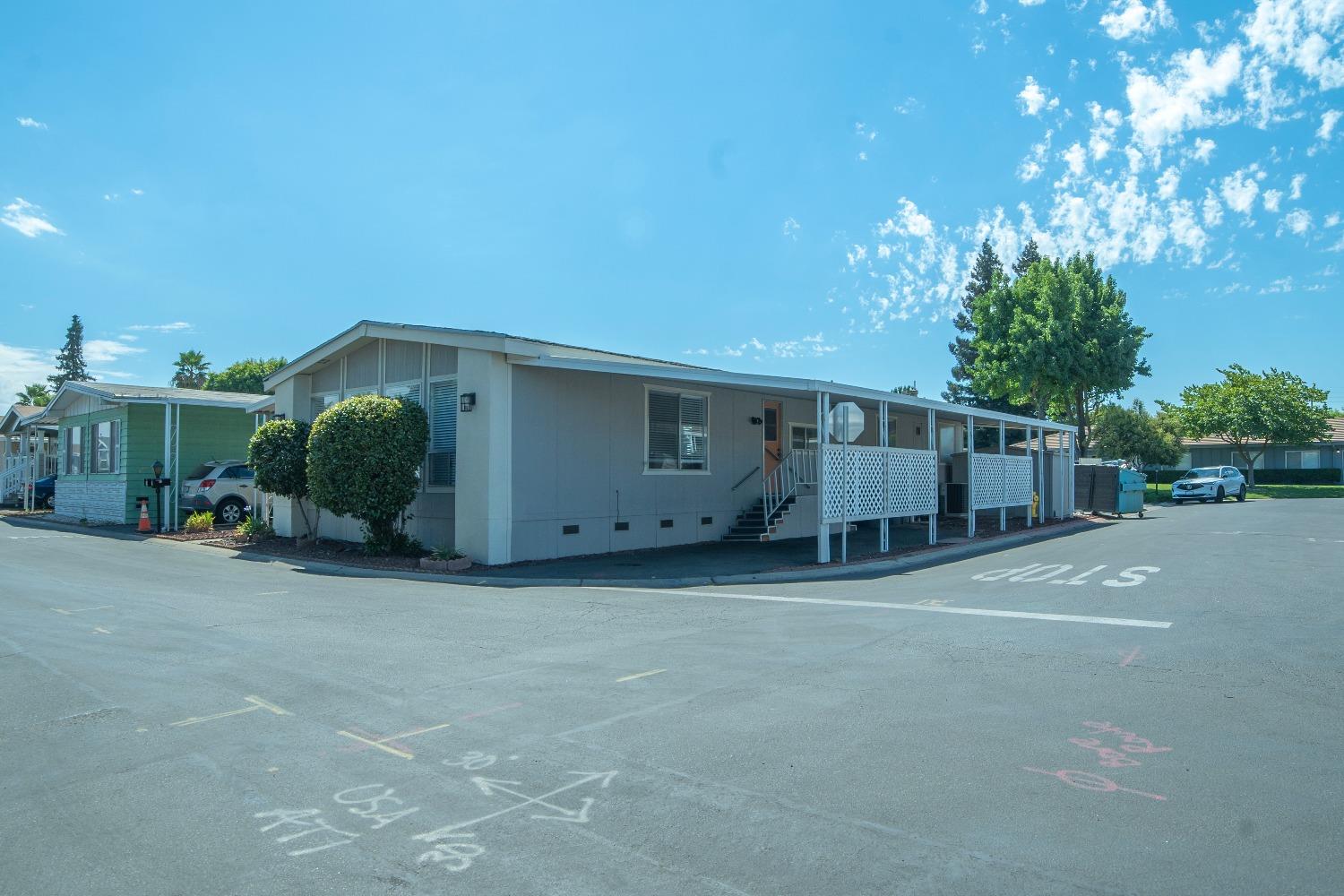 a view of a house with backyard and plants