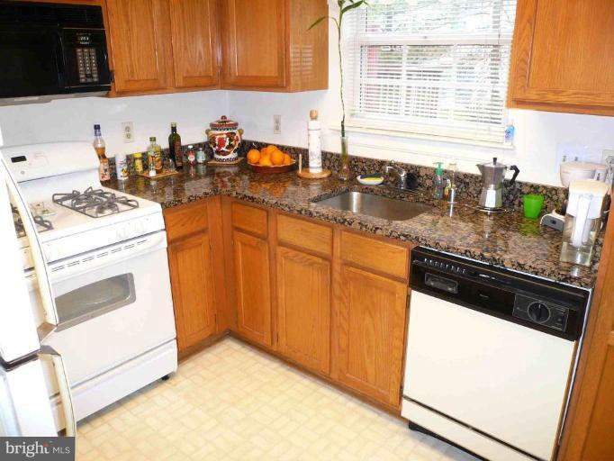 6 Tameron Place Rosedale, MD 21237 - Photo 4 of 18 Kitchen