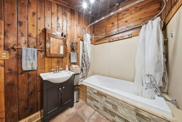 $295,000 | 747 Oakland Valley Road, Cuddebackville, NY 12729