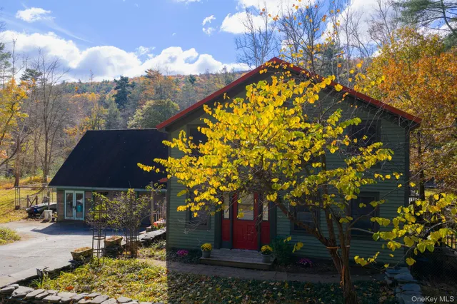 $295,000 | 747 Oakland Valley Road, Cuddebackville, NY 12729