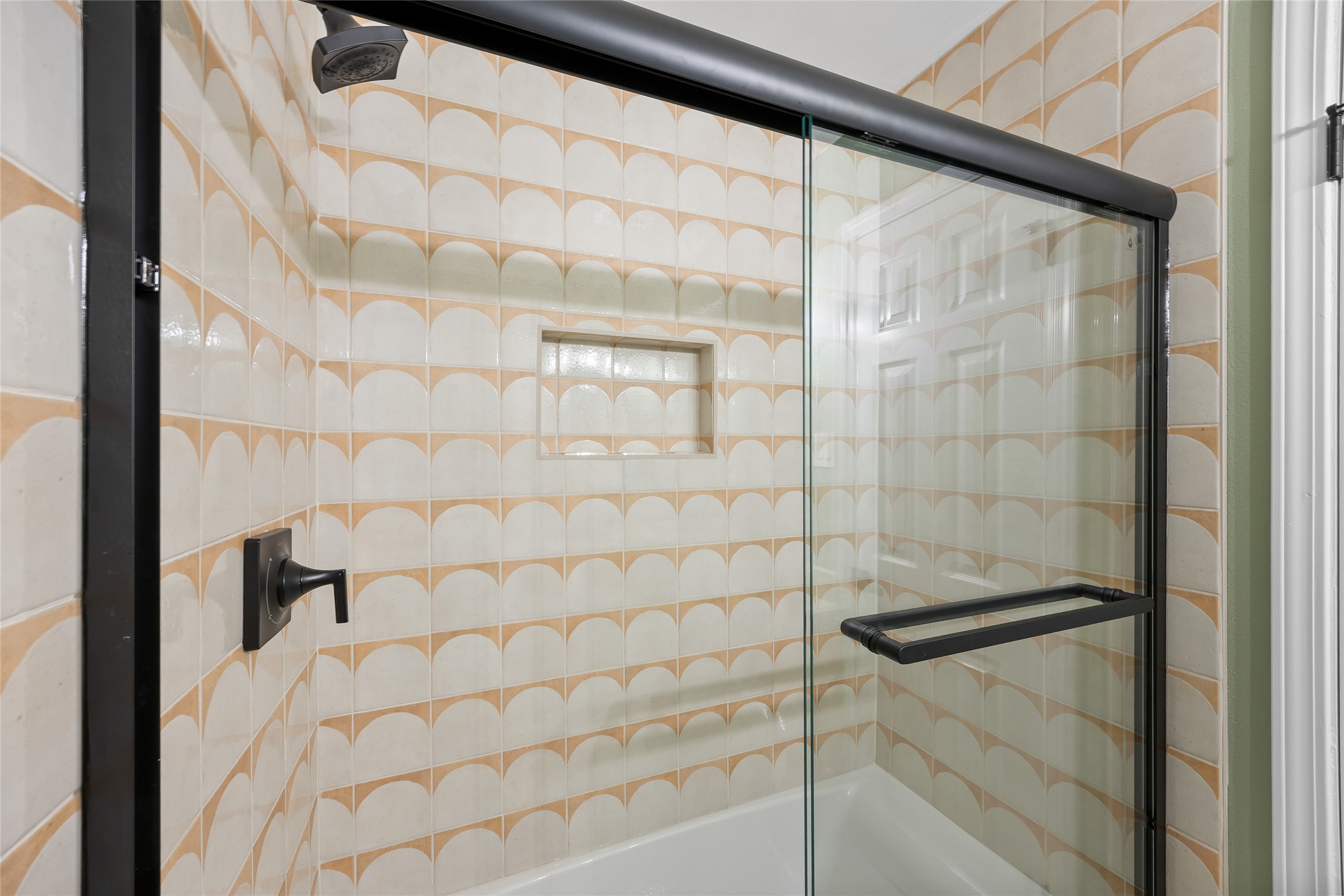 1002 Crestview Street Round Rock, TX 78681 - Photo 30 of 40 View of full bath