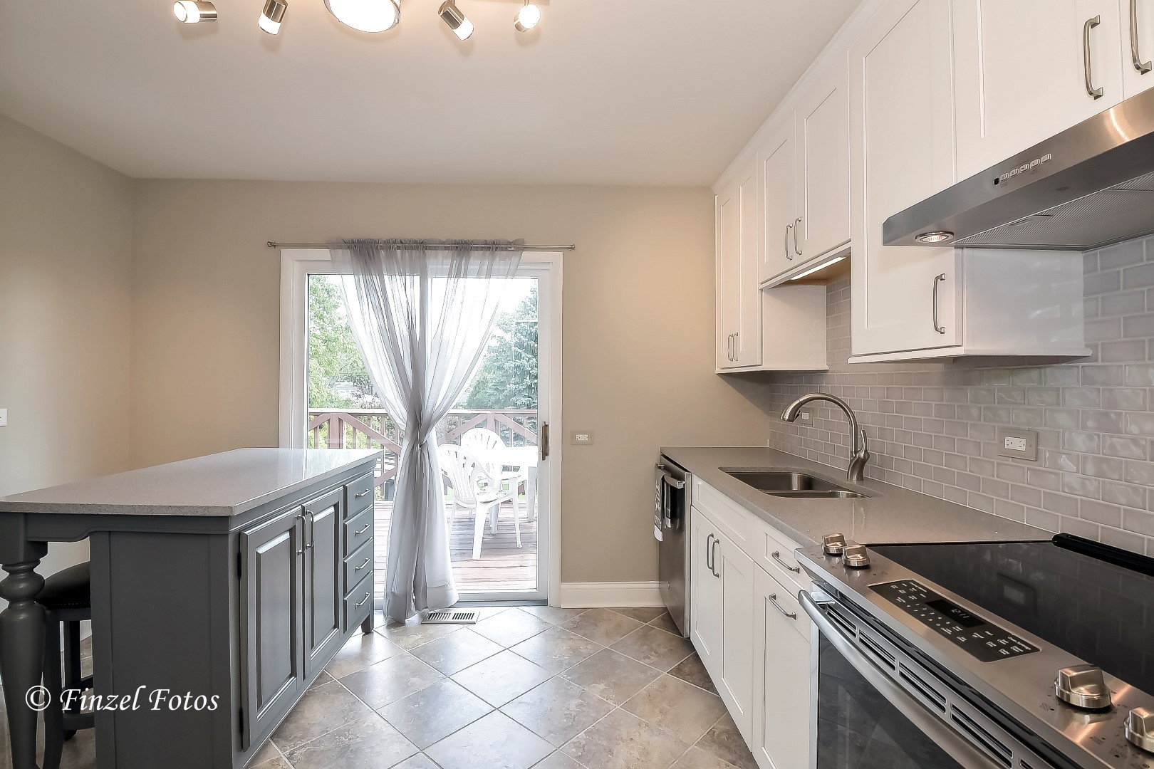 1755 Kent Road Hoffman Estates, IL 60169 - Photo 7 of 23