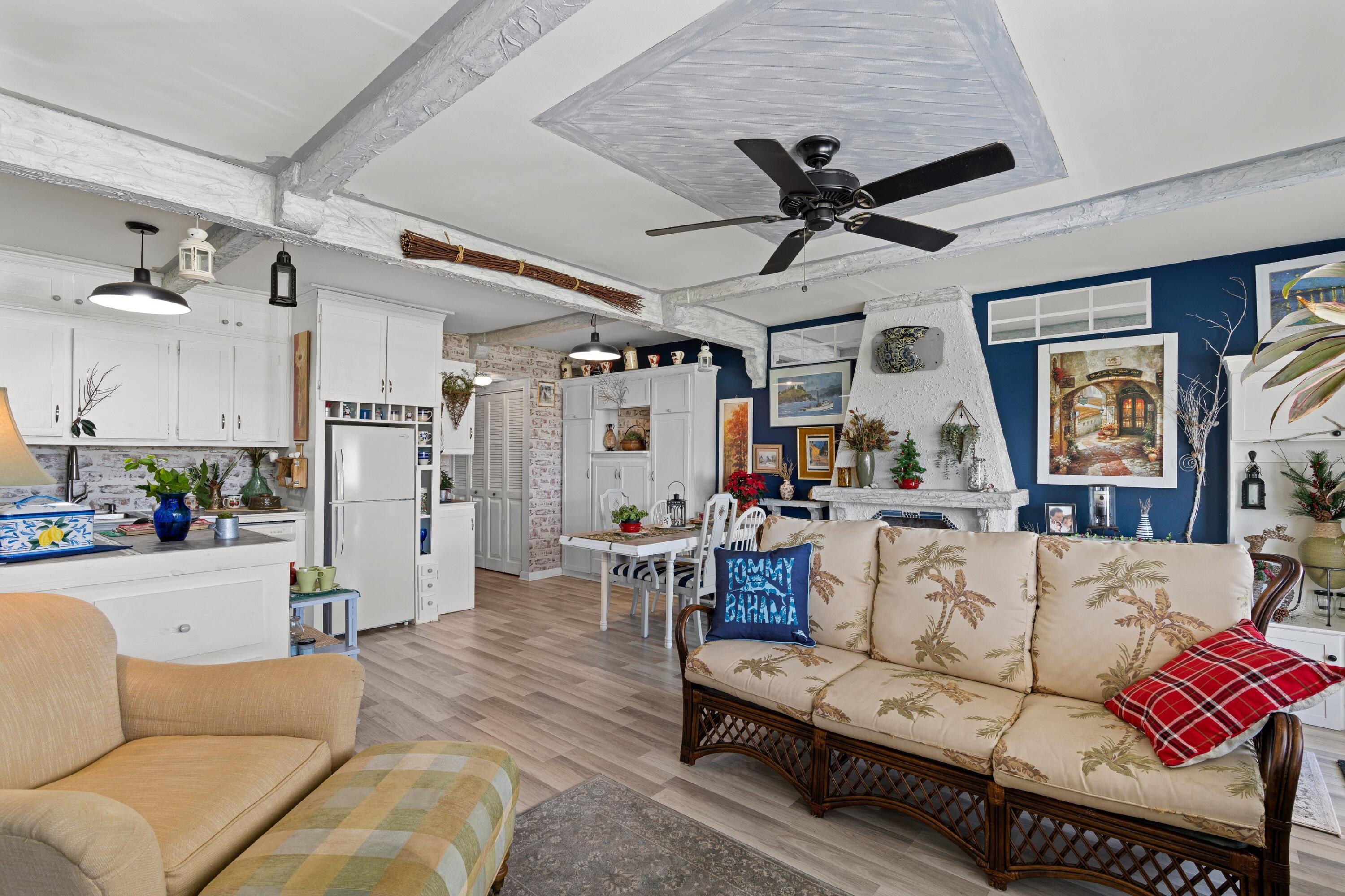 391 Tilford R Deerfield Beach, FL 33442 - Photo 4 of 30 Living Dining Kitchen