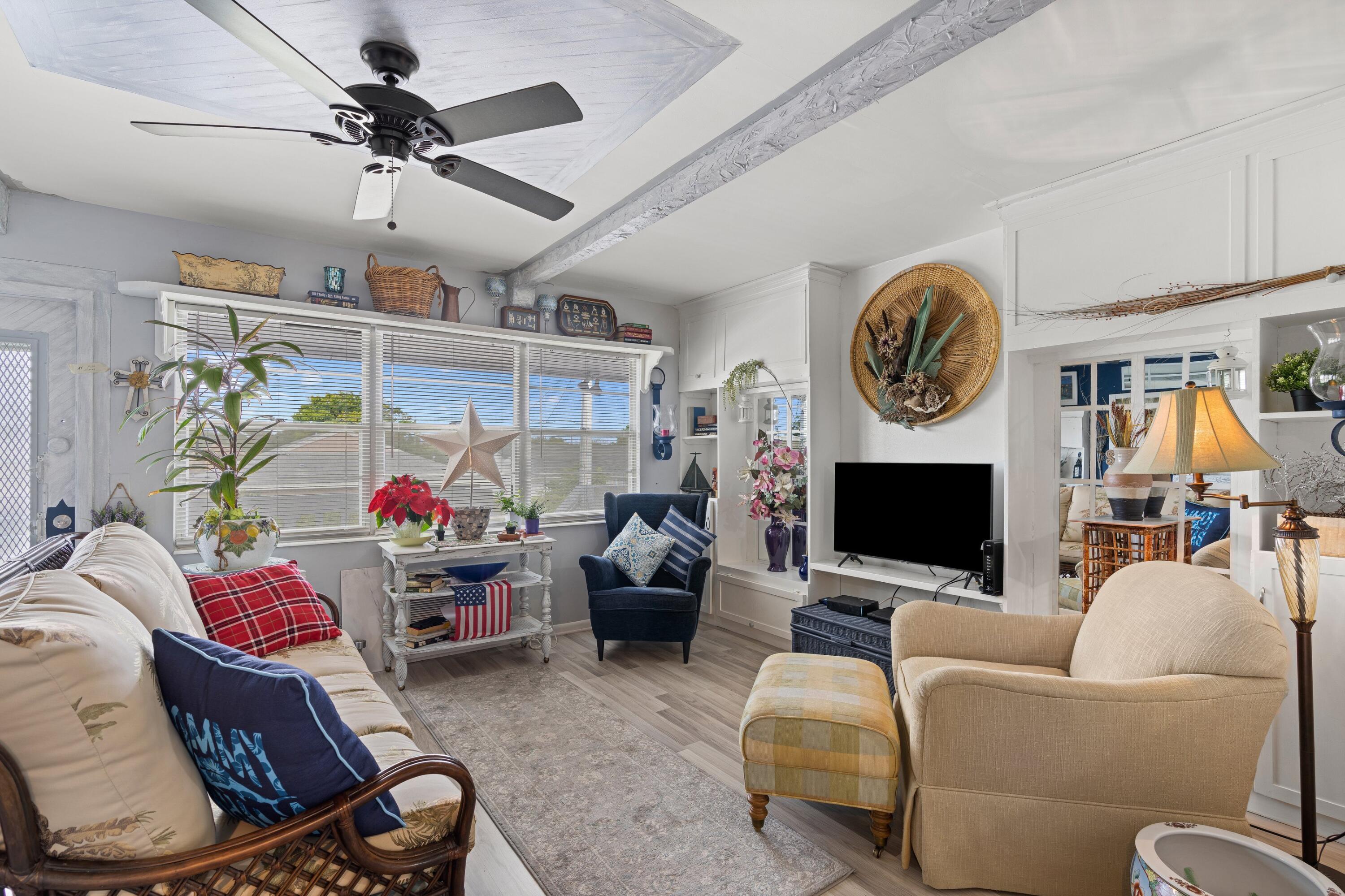 391 Tilford R Deerfield Beach, FL 33442 - Photo 5 of 30 Living Area