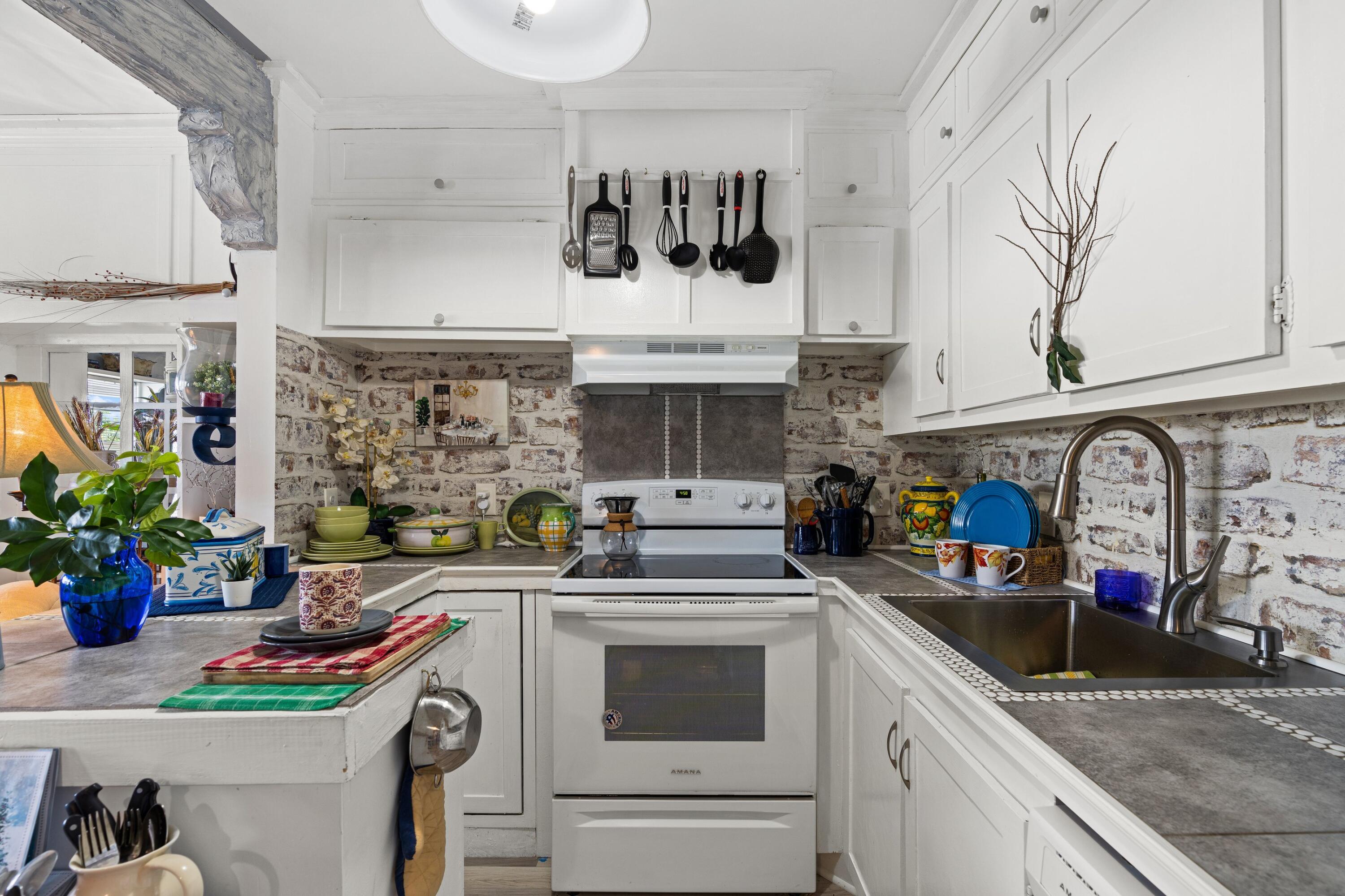 391 Tilford R Deerfield Beach, FL 33442 - Photo 8 of 30 Kitchen