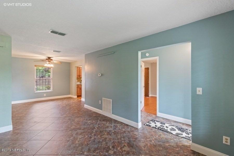 2262 George Wythe Road Orange Park, FL 32073 - Photo 15 of 15 03_2262GeorgeWytheRd_165_LivingRoom_LowR