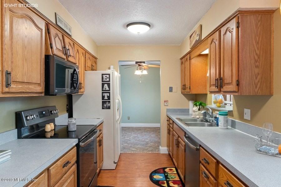 2262 George Wythe Road Orange Park, FL 32073 - Photo 6 of 15 05_2262GeorgeWytheRd_177_Kitchen_LowRes