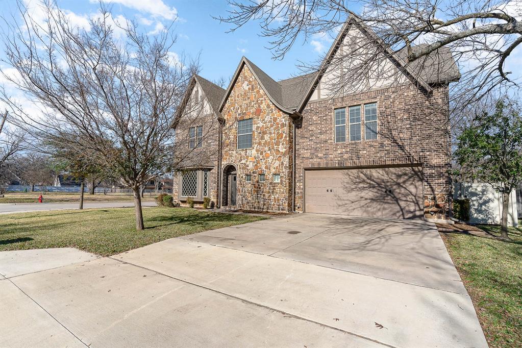 a view of a house with a yard