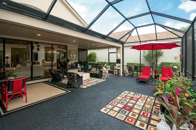 a room with lots of tables and chairs