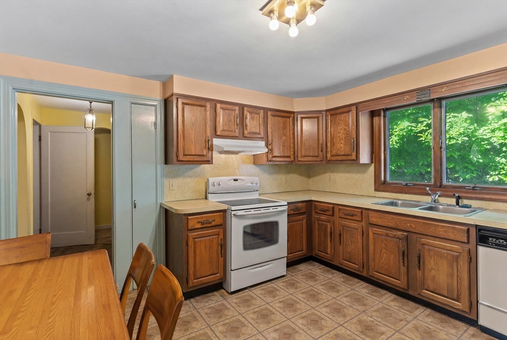 27 Kinnicutt Road Worcester, MA 01602 - Photo 8 of 38