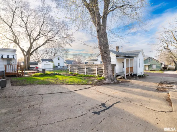 $119,900 | 921 Broadway Street, Pekin, IL 61554