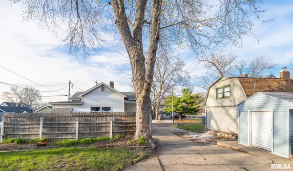 $119,900 | 921 Broadway Street, Pekin, IL 61554