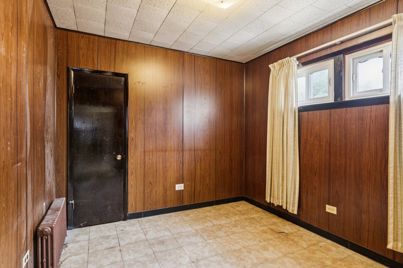 2917 North Rutherford Avenue Chicago, IL 60634 - Photo 14 of 34 a view of an empty room with wooden door