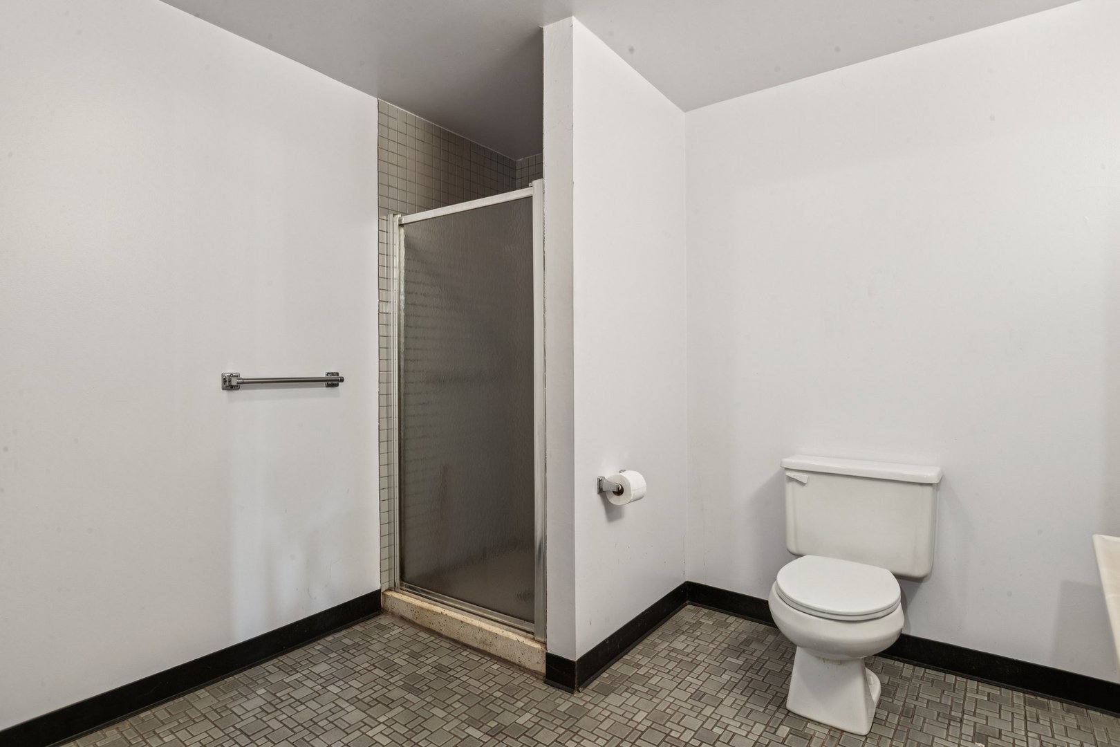 2917 North Rutherford Avenue Chicago, IL 60634 - Photo 25 of 34 a bathroom with a toilet and a shower
