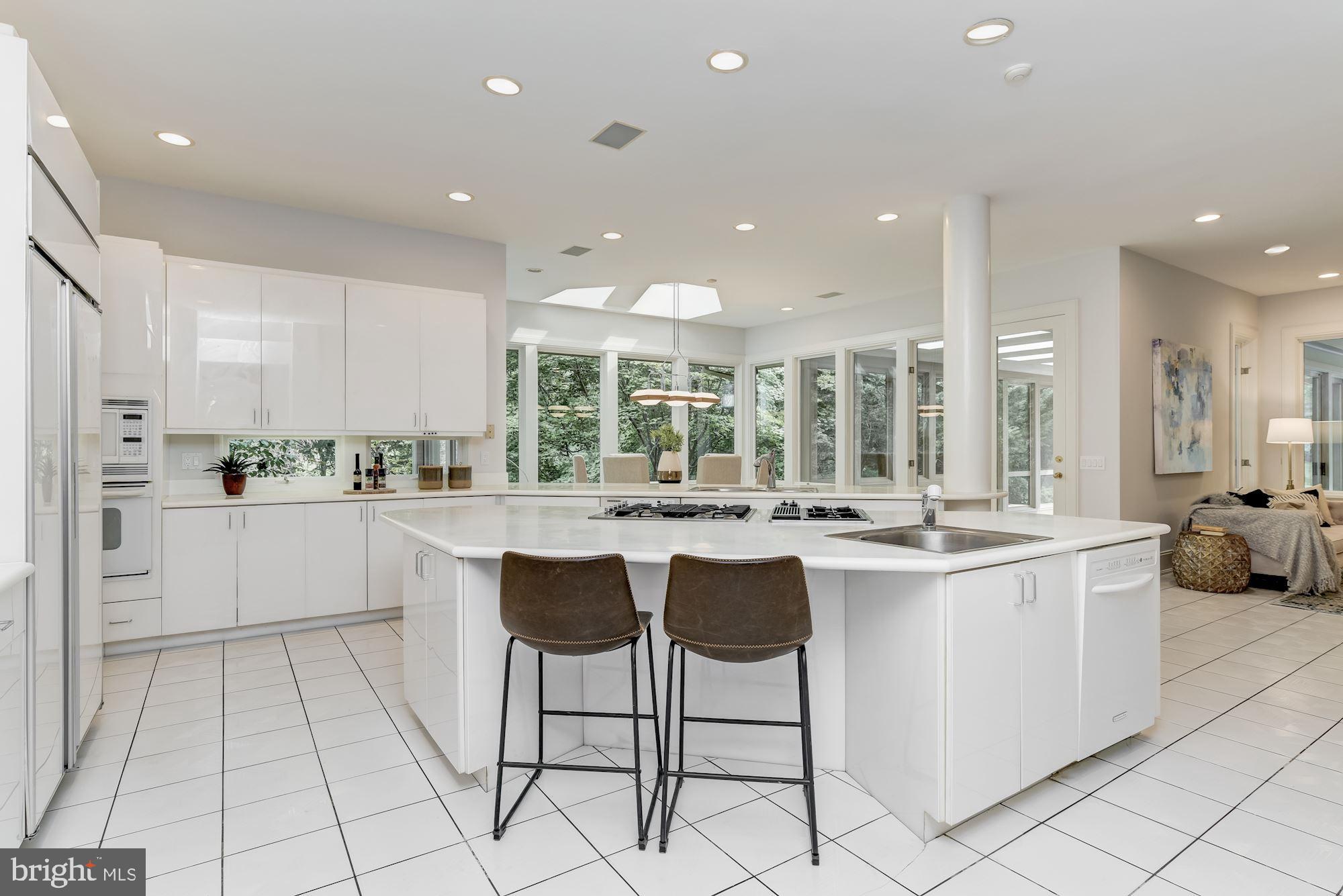 10827 Lockland Road Potomac, MD 20854 - Photo 13 of 44 Main Level - Gourmet Kitchen