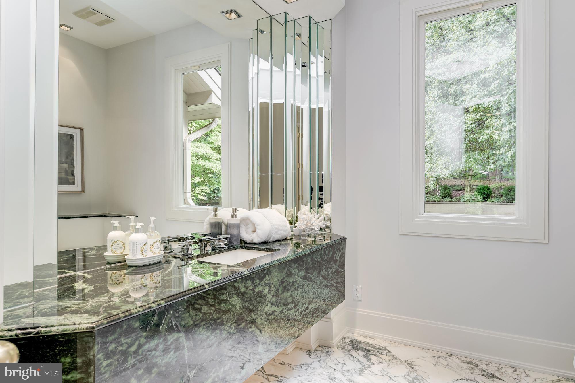 10827 Lockland Road Potomac, MD 20854 - Photo 24 of 44 Main Level - Powder Room