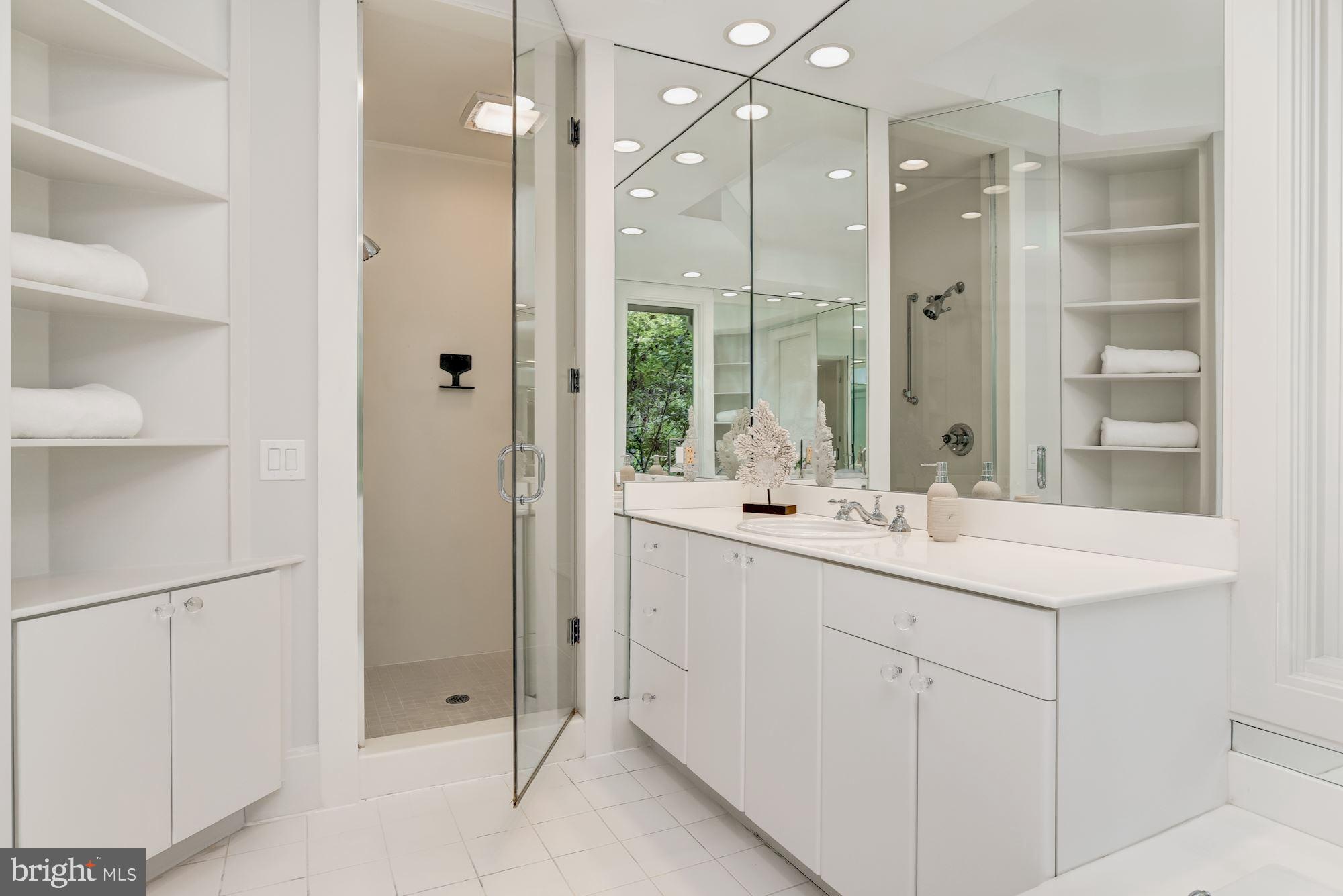 10827 Lockland Road Potomac, MD 20854 - Photo 28 of 44 Main Level - Primary Bath