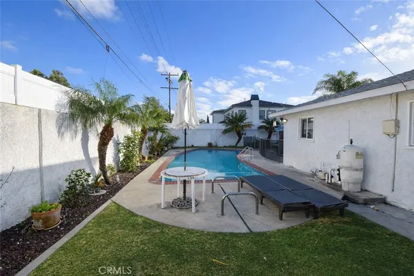 a view of a house with backyard and sitting area
