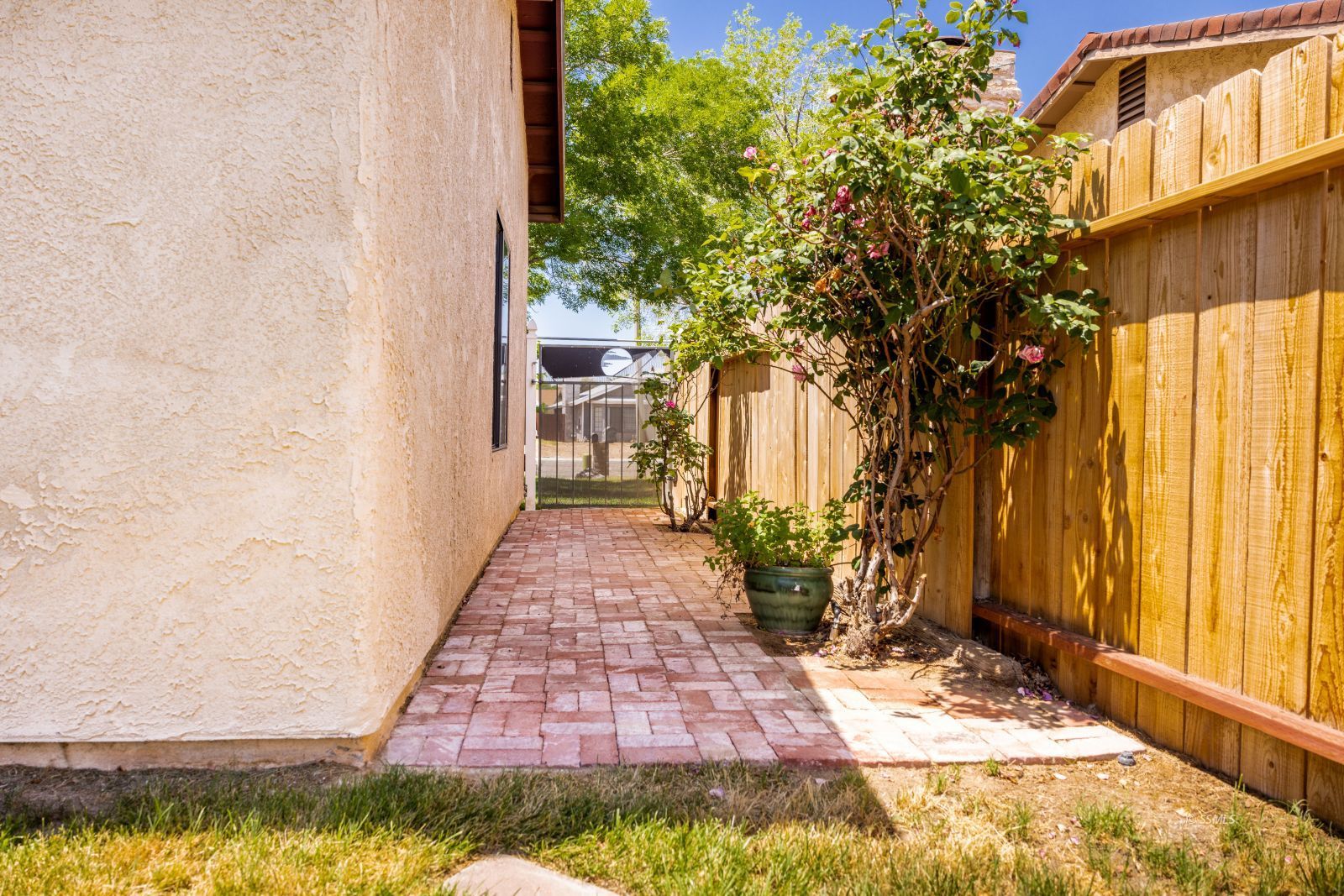 138 Chambers Street Ridgecrest, CA 93555 - Photo 26 of 28 a view of a backyard of the house