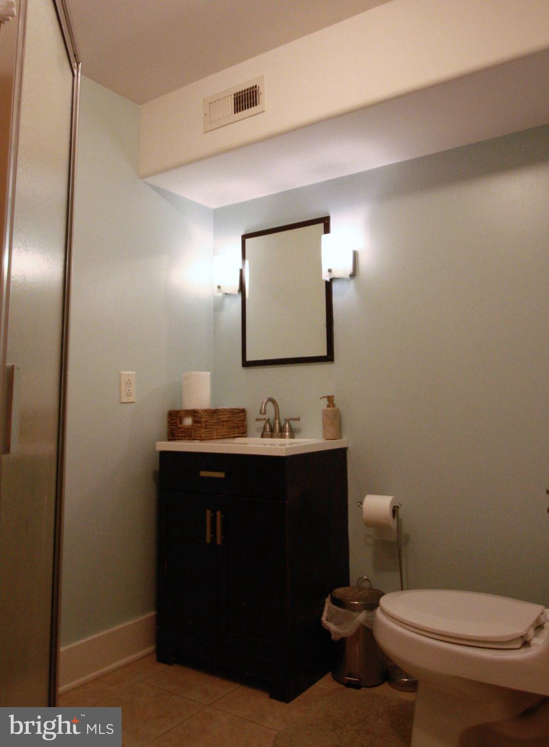 1238 Reed Street Philadelphia, PA 19147 - Photo 33 of 37 Au-pair apartment bathroom