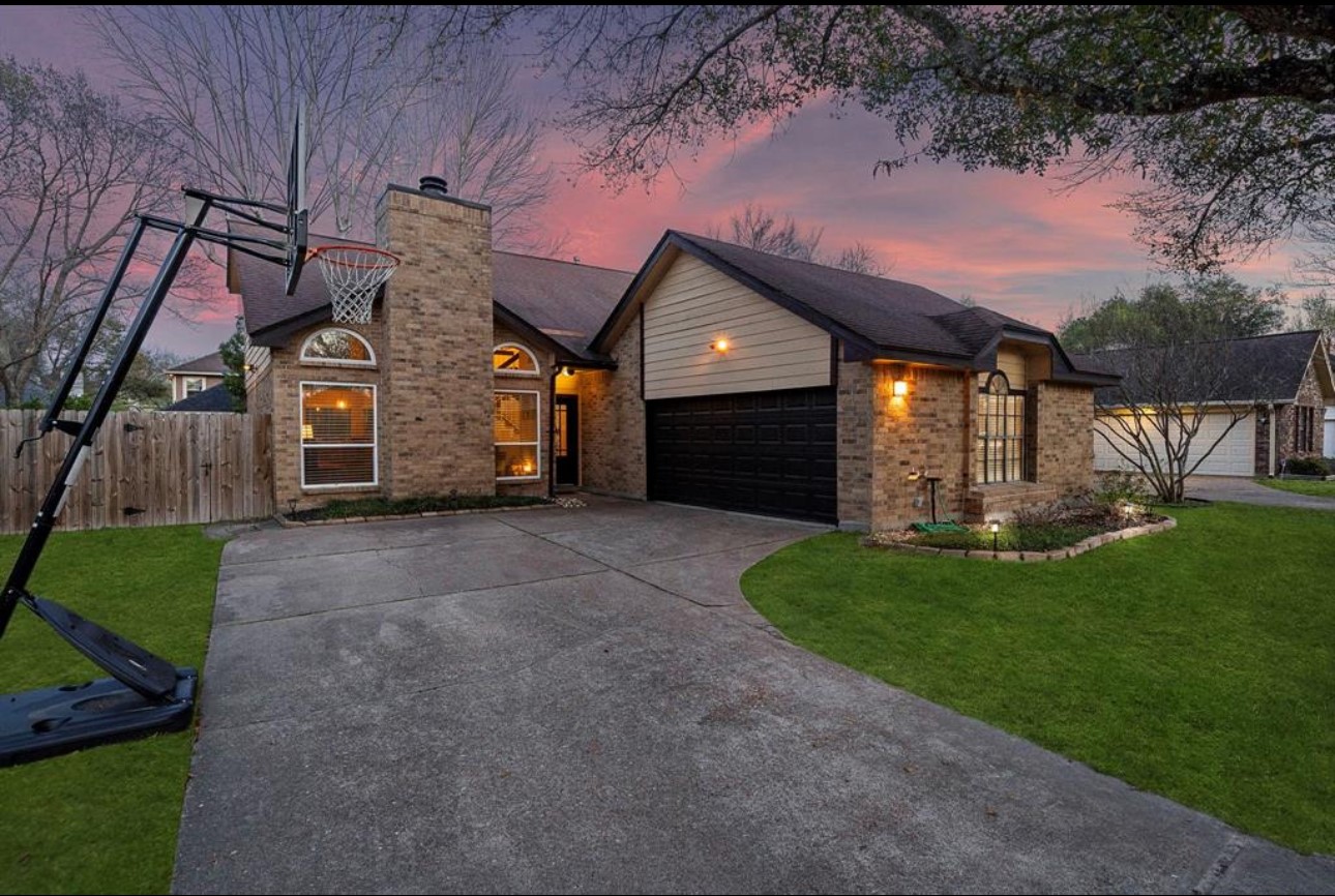 a view of a house with a back yard