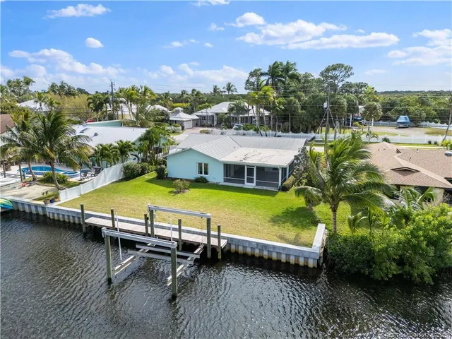 an aerial view of a house having yard