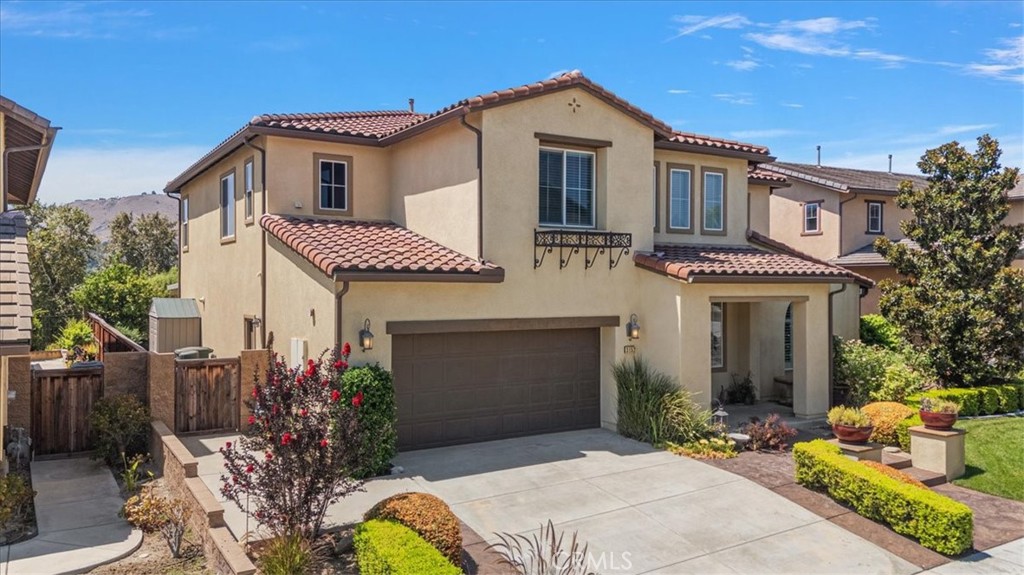 3152 Vista Terrace Riverside, CA 92503 - Photo 4 of 55 a front view of a house with a garden