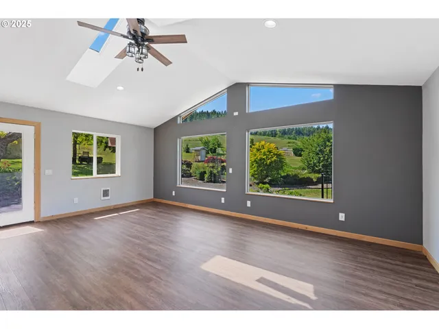 a view of a backyard