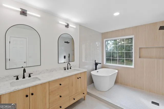 $2,900 | 3412 Camens Court Northeast, Unit 1, Buford, GA 30519