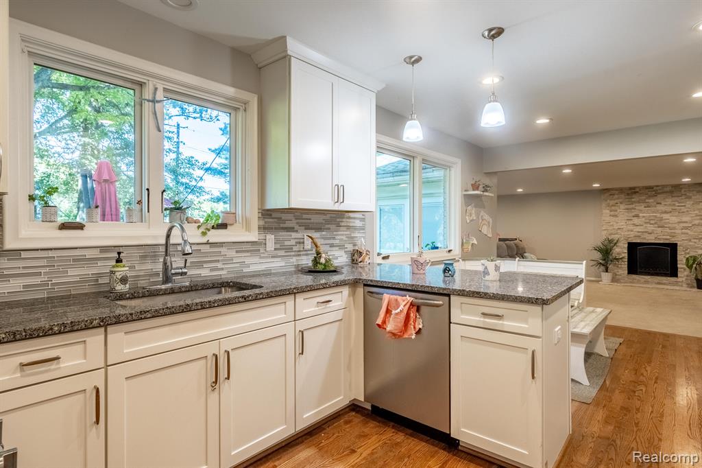 2180 Avoncrest Drive Rochester Hills, MI 48309 - Photo 3 of 46