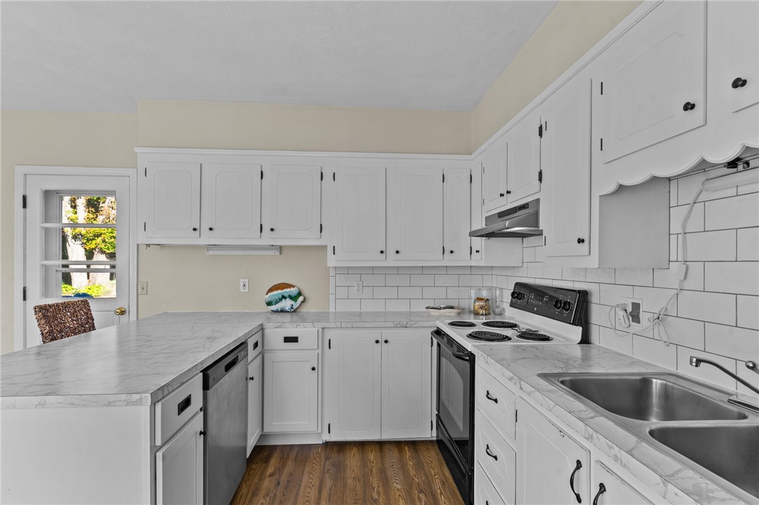 1539 Hope Road Cranston, RI 02831 - Photo 5 of 32