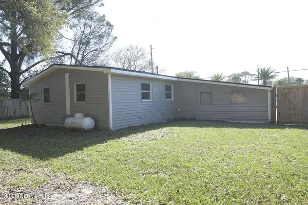 a view of a backyard