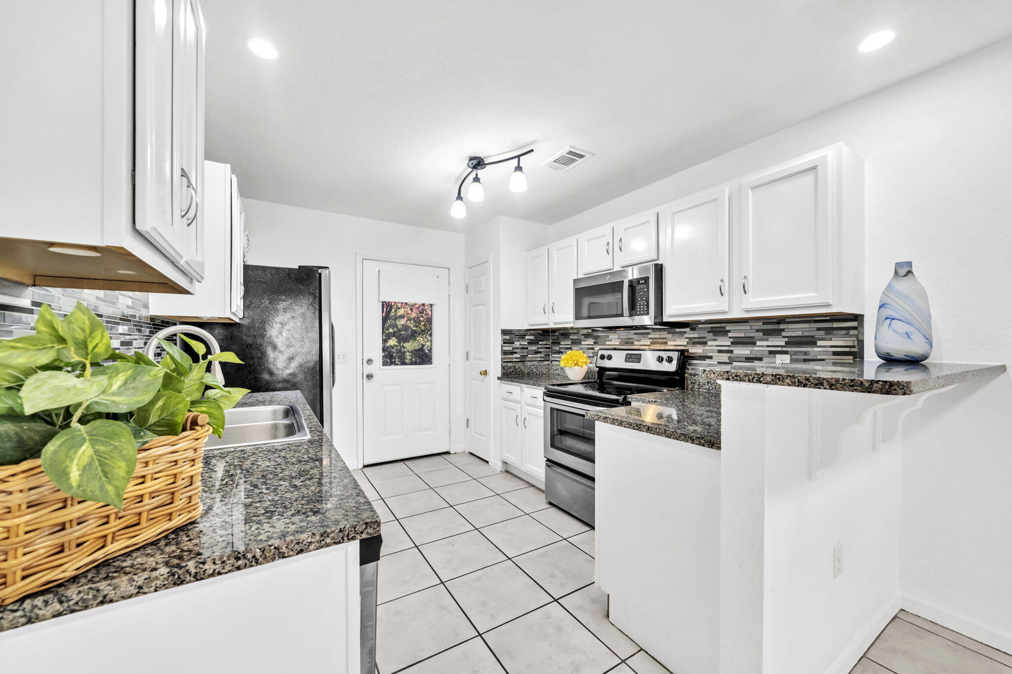 1150 Airport Road, Unit 113 Destin, FL 32541 - Photo 12 of 29 Large kitchen
