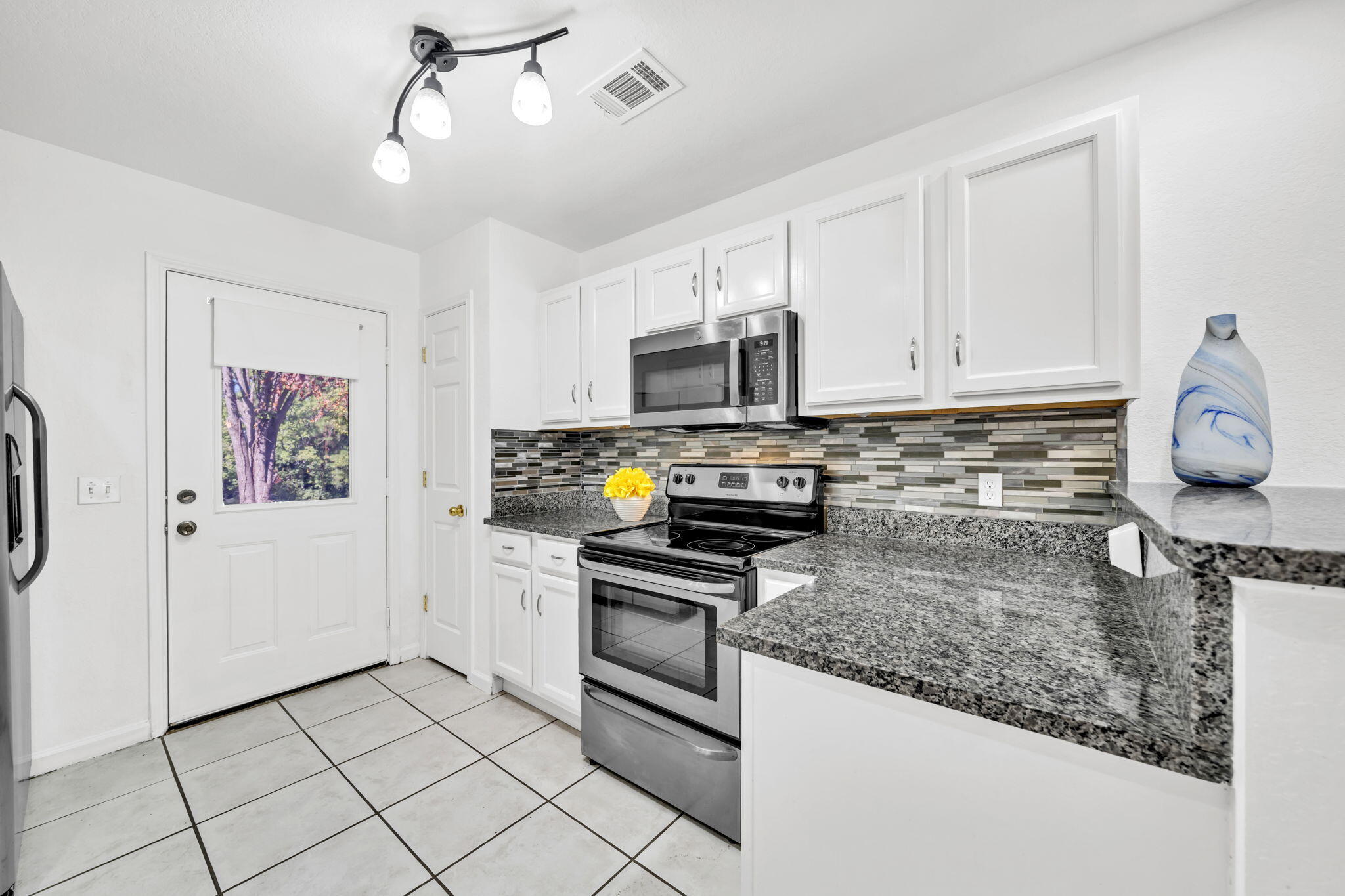 1150 Airport Road, Unit 113 Destin, FL 32541 - Photo 14 of 29 Granite counters