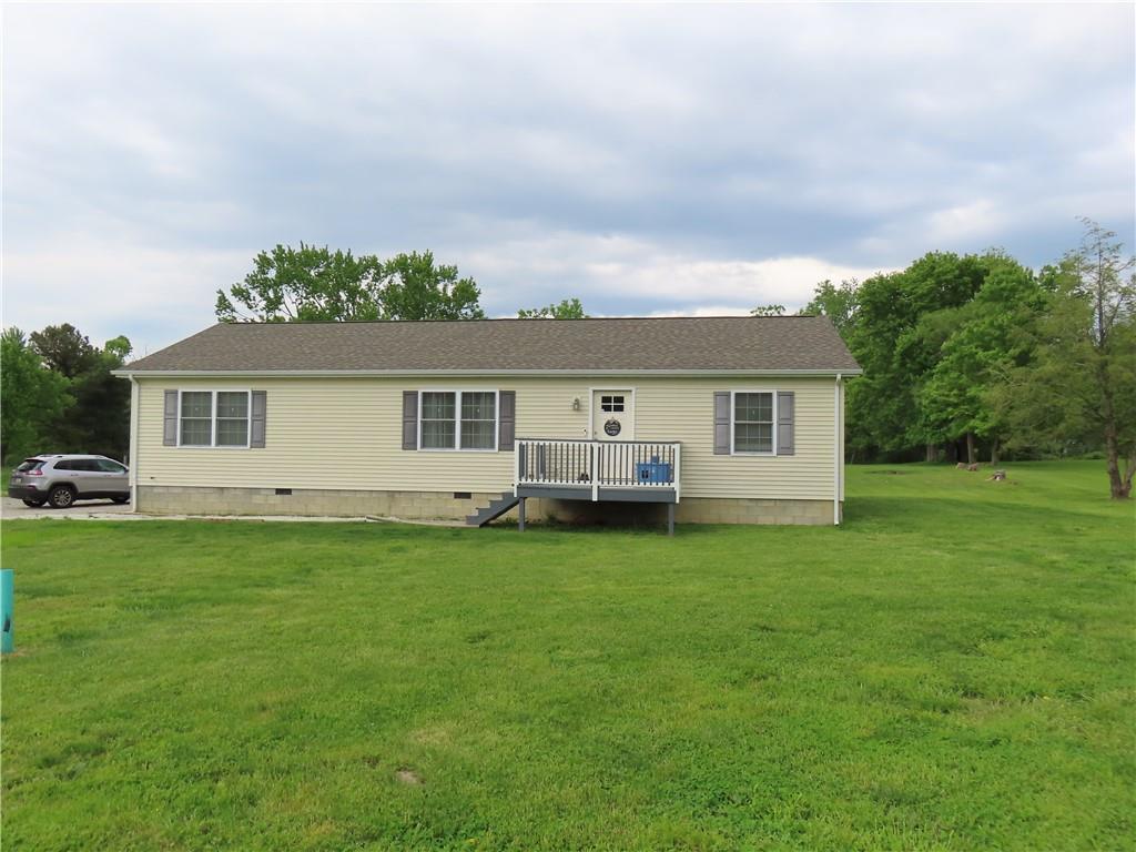 887 Mud Pike Road Smithfield, PA 15478 - Photo 2 of 36 a front view of a house with a garden