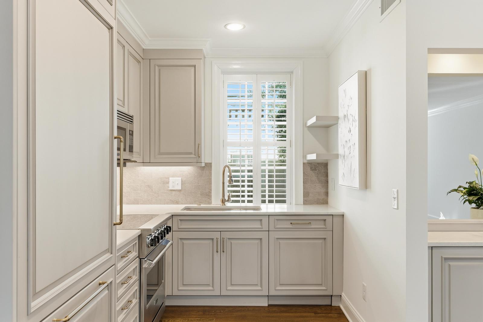 38 Elliott Street Charleston, SC 29401 - Photo 15 of 37 "Signature" kitchen