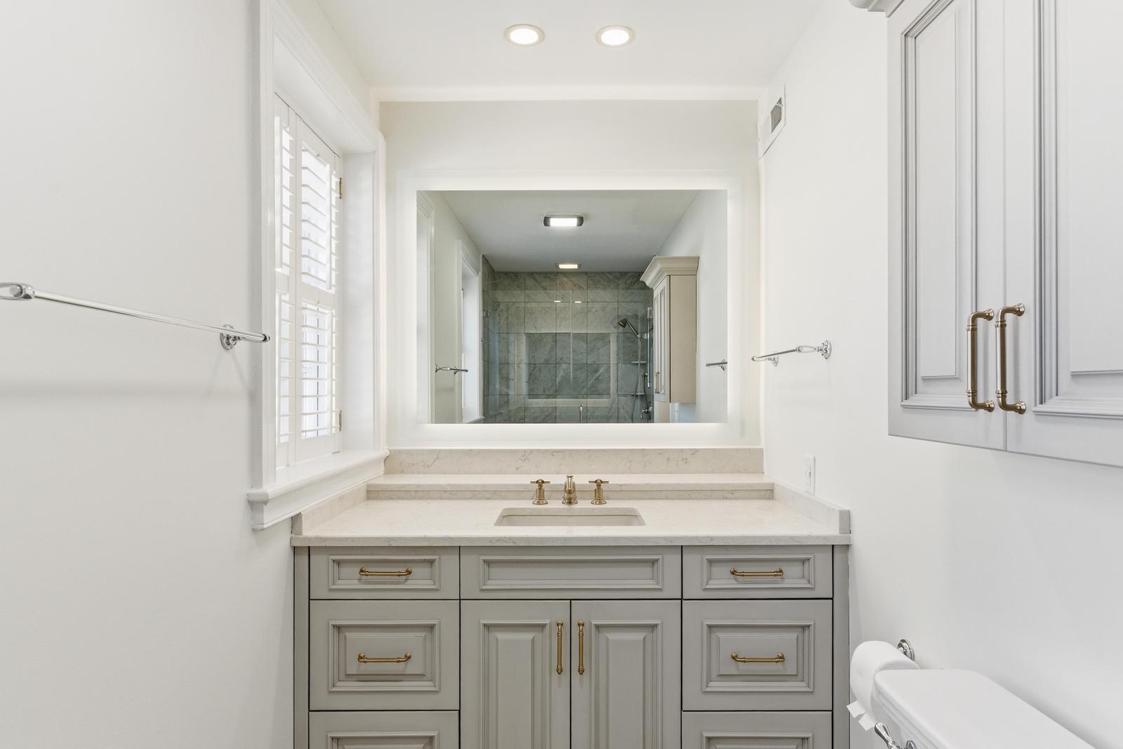 38 Elliott Street Charleston, SC 29401 - Photo 24 of 37 Primary Bathroom