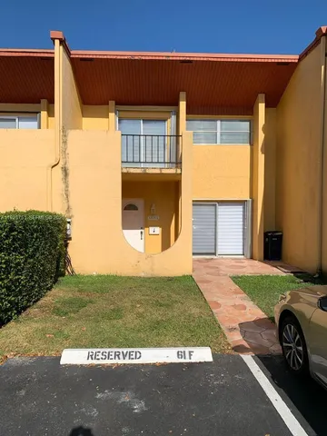 a view of back yard of the house