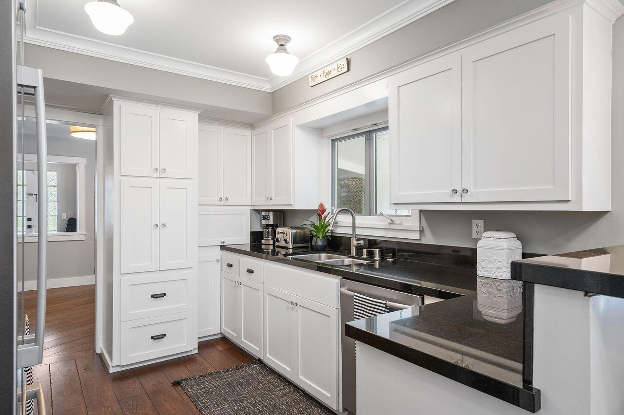 987 Cheltenham Road Santa Barbara, CA 93105 - Photo 6 of 26 Cheltenham987Kitchen3