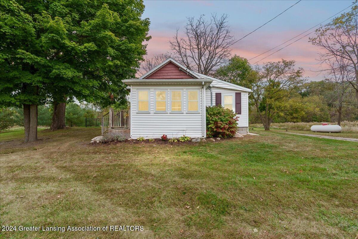 2558 Gilbert Road Lansing, MI 48911 - Photo 2 of 42 01-Media Jett - 11