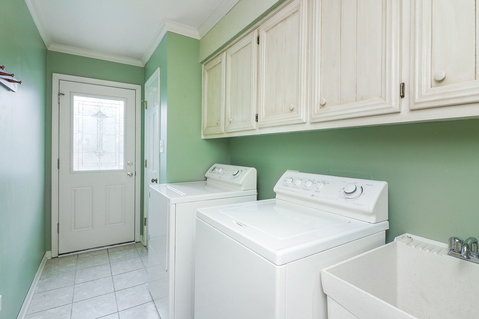 523 Cassin Road Naperville, IL 60565 - Photo 14 of 26 a utility room with dryer and washer