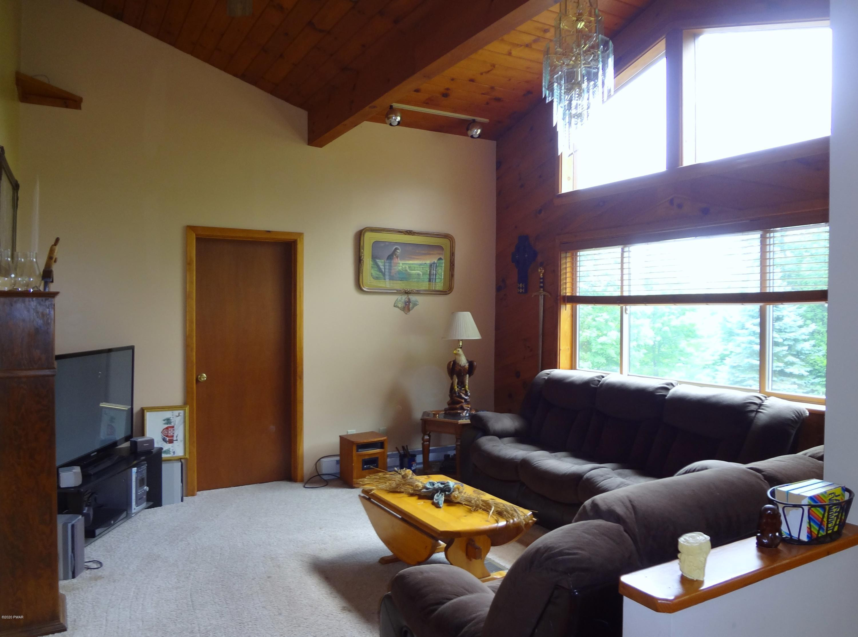 176 Huckleberry Road Newfoundland, PA 18445 - Photo 12 of 31 Living Room