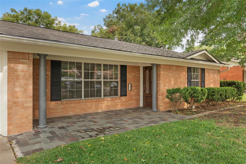 2131 Mountainview Drive Waco, TX 76710 - Photo 3 of 27 Ranch-style house with a front yard, brick siding, and roof with shingles