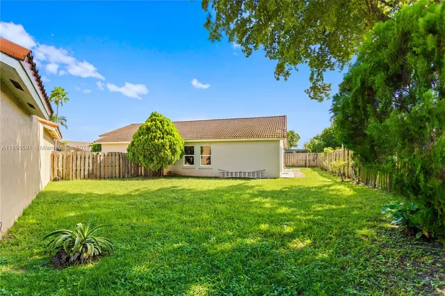 a view of a back yard